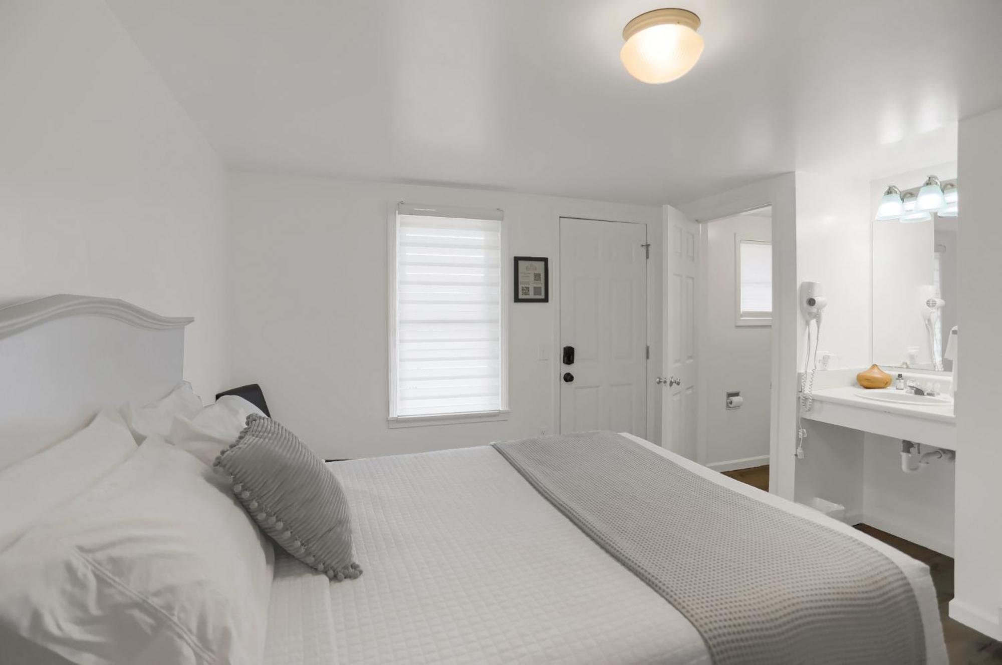 Halifax Inn Hotel 4*